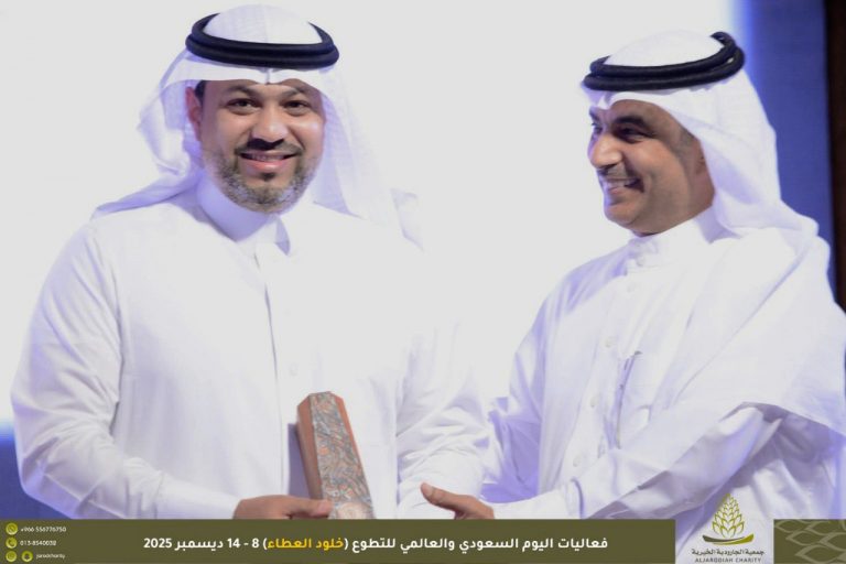 محمد آل سليمان على منصة التكريم في خلود العطاء.